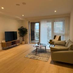 2 Bed Luxury Property with Balcony King Cross