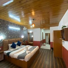 !!The Valley View Hill-Top Heights & Open Rooftop Cafe !! Bonfire !! Family Hotel Near To Mall Road 100Mtr!!