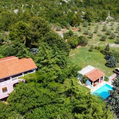 Lovely Apartment In Trget With Private Swimming Pool, Can Be Inside Or Outside