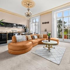 NEW - 2 Bed, Central Regency Luxe Apartment