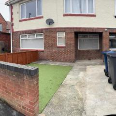 Bungalow - Sleeps 2 - Parking - Garden