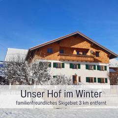 Bauernhof Finkel - Ferienwohnungen mit Balkon - Bergsicht - Traktor mitfahren - Tiere streicheln - entspannter Familienurlaub - zentrale Lage nahe Oberstdorf