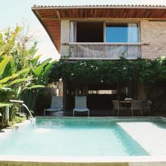 Casa com piscina aquecida, cozinheira, 30m do mar