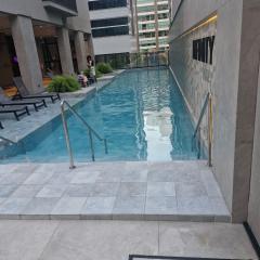 Apto em Itapema com acesso a piscinas,sendo uma aquecida e academia