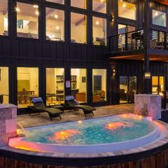 Modern Smoky Mountain Stay With Two Decks Plunge Pool Game Room Overlook Lodge by AvantStay（Modern Smoky Mountain Stay With Two Decks Hot Tub Game Room Overlook Lodge by AvantStay）