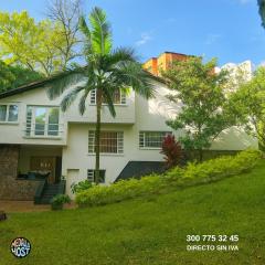 Villa campestre familiar dentro de la ciudad hasta 9 personas El Poblado cerca al Club Campestre y La Frontera