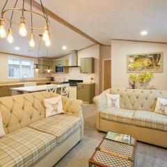 Foxglove Lodge with Hot Tub