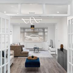 Modern 4-Bed Home Perfect for Groups in London