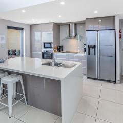 Redcliffe 4-Bedroom Waterfront Apartment