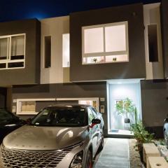 Casa de 2 pisos, Elegancia, seguridad y confort