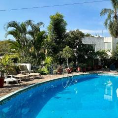 Casa con hermoso jardín y terraza