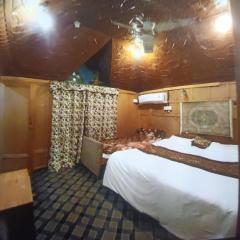 T luxury Heritage houseboat