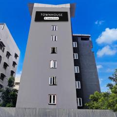 Super Townhouse Balewadi High Street
