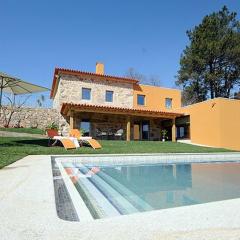 Moderne Ferienvilla Für 10 Personen In Cossourado