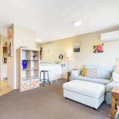 Artful Kingston Stay with Personal Touch - Hosted by Canstay