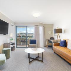 Central 2BR apartment, Hotel vibe, Walk everywhere - Hosted by Canstay