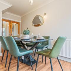 Beautiful, Quiet Escape - Albrighton- 3 Mins to M54 -JLR Wolves I54 Business Park Cosford & Telford- Spacious Home 4 Beds - Sleeps 7 - Driveway, Free Parking - Regular & Long Work Stays available - Samina- ARZ Stays