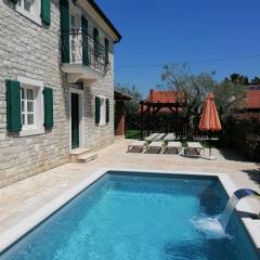 Ferienhaus Villa Nika Mit Privatem Außenwhirlpool