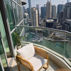 Chic waterfront 1 bedroom apartment, walk to beach, promenade, metro