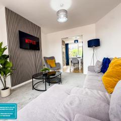 Modern 3 Bedroom Home, 6 beds, Free Parking, 500MBS, Netflix, Near Coventry City Centre & Hospital, Contractors, Families, Apple Air Play