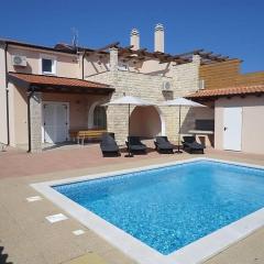 Ferienhaus Mit Pool, Terrasse Und Parkplatz