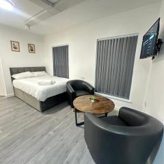 Train Station Spacious Apartments - Free Wifi, Netflix & Paid Parking Opposite