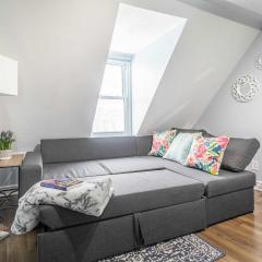 Urban 1BR Gem with Kitchen, Smart TV & Workspace