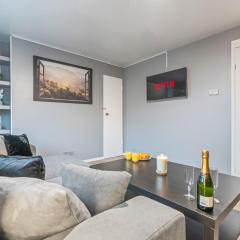 Spacious 2-Bed Flat in London I Fast Transport I Sleeps 7