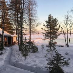 Metsäpirtti merenrannalla