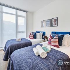 Spacious Apartment, Balcony, WiFi, Netflix, Free Parking by Rapid Returns