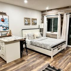 B103 Stylish Loon Mountain Studio Condo with Pool and Hot Tub