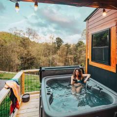 Writer's Retreat - Secluded Getaway, Hot Tub, and Stargazing Deck