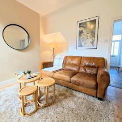 The Heritage Hideaway - King bed, Free parking, Walk to c-centre & Hospital