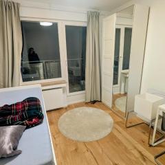 kleines zentrales Gästezimmer mit Balkon & Blick über die Skyline