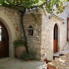 Ferienhaus In Douliana Mit Großem Balkon