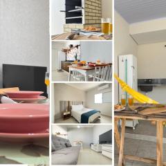 Cantinho Perfeito para Dois Conforto e Mar Bem Pertinho, Casa terrea no centro 80M Praia, Ar, Enxoval,Estacionamento e churrasqueira