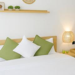 Stylish 1BR near Airport 65 inch Smart TV Smart Lock Free Parking