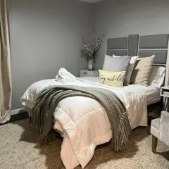Cozy, 1st floor apartment 2bdrms Plus Semi Private room with Futon Pets with fee Family Friendly Close to Everything