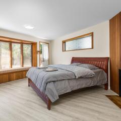 Spacious and bright suite with independent access