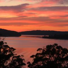A LAKEHOUSE ESCAPE - a Waterfront Reserve on shores of Lake Macquarie