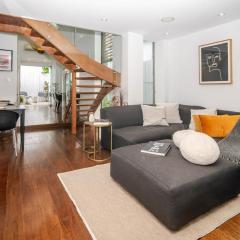Luxury 3BR Oasis with Pool, Gym & Parking, Surry Hills