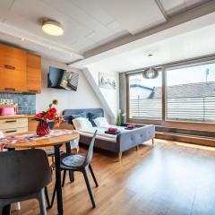 Sunny Stylish rooftop home private balcony shared jacuzzi MK2