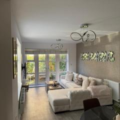 Corporate 2-Bed Flat, Near Shepperton & Egham