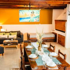 Amplia Casa Centrica, Parrilla, Cochera Privada y Portón Eléctrico para facil acceso