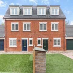 The Roost Group - 27 Guests Two Homes Hot Tub