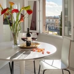 Avelli Pia Fourth Floor with 2 Bathrooms - Florence Charming Apartments - Delightful and bright 4rd-floor apartment without elevator, overlooking one of Florence's most beautiful squares, Exceptionally located for exploring the city