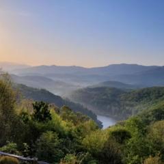 Vista Vibes, Mountain Views w/ Hot Tub, Sleeps 10!