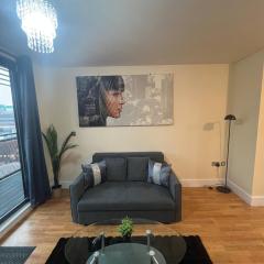 Nexus - Top Floor City Views, Balcony & Parking