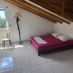 Chambre indépendante calme pour femmes, en forêt, 1km plage