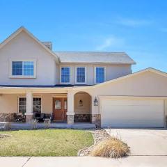 Spacious Country Club Golf Course Retreat